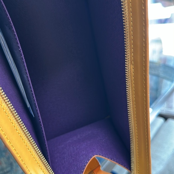 Louis Vuitton Epi Sac Triangle Tassil Purse yellow with matching wallet. - Picture 16 of 17